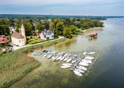 Kirchliche Trauung in St. Alban, Diessen am Ammersee: Romantik pur am Seeufer für unvergessliche Hochzeitserinnerungen. Drohnenfoto