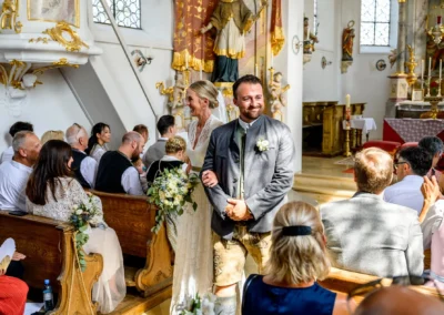 Brautpaar in St. Alban, Diessen am Ammersee, bei kirchlicher Trauung. Hochzeitsreportage einer emotionalen Zeremonie.