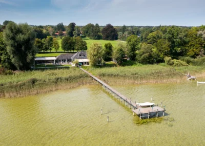 Hochzeitsfeier am Seehaus Riederau mit Steg und idyllischer Landschaft. Perfekte Kulisse für eine Traumhochzeit. Drohnenfotografie