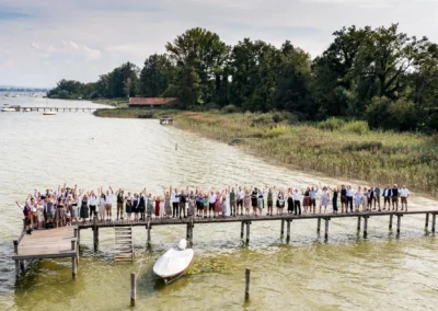 Drohnenfoto der Hochzeitsgesellschaft auf Steg am Ammersee, Feier im Seehaus Riederau