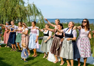 Frauen in Dirndln bei einer kirchlichen Trauung in Diessen am Ammersee; Hochzeit in Seehaus Riederau.