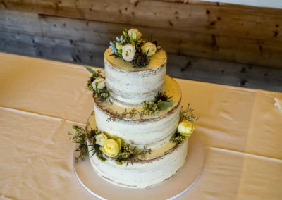 Dreistöckige Hochzeitstorte mit Blumen, dekoriert für eine Feier im Seehaus Riederau am Ammersee.