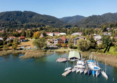 Brautpaar-Shooting am Tegernsee in Bad Wiessee, romantische Kulisse mit Bergen und See im Hintergrund.