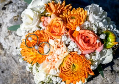 Brautstrauß mit Eheringen, Hochzeitsshooting am Tegernsee in Bad Wiessee, Blumenarrangement in Orange und Weiß