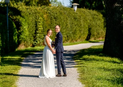 Brautpaar-Shooting in Bad Wiessee am Tegernsee, romantische Hochzeit im Grünen, glücklich lächelndes Paar.