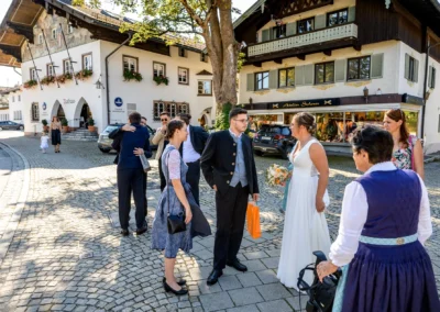 Standesamtliche Trauung im Rathaus Bad Wiessee mit Brautpaar und Gästen im Freien.