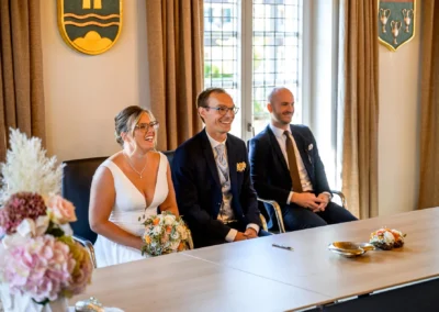 Brautpaar bei der standesamtlichen Trauung im Rathaus Bad Wiessee, fröhlich lächelnd während der Zeremonie.