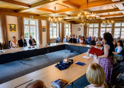 Standesamtliche Trauung in Bad Wiessee: Brautpaar und Gäste im Rathaus während der Zeremonie.