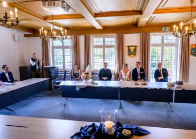 Standesamtliche Trauung im Rathaus Bad Wiessee, Hochzeitsgäste und Brautpaar an elegantem Tisch.