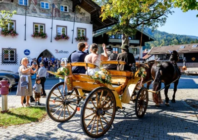 Standesamtliche Trauung in Bad Wiessee: Brautpaar verlässt im Kutsche das Rathaus, festgehalten von Gästen.