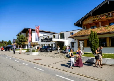 Hochzeitsfeier am Terrassenhof Bad Wiessee, Gäste im Freien, Bootshaus-Abendveranstaltung.
