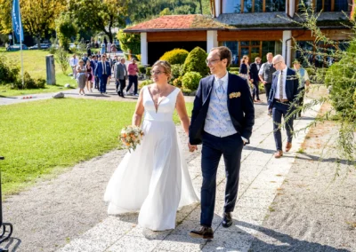 Brautpaar beim Hochzeitsfest im Terrassenhof Bad Wiessee, Abendfeier im Bootshaus, Hochzeitsreportage.