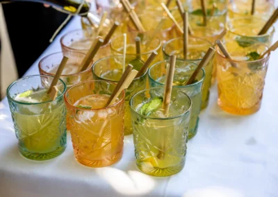 Erfrischende Cocktails bei der Hochzeitsfeier im Bootshaus Terrassenhof Bad Wiessee am Abend.