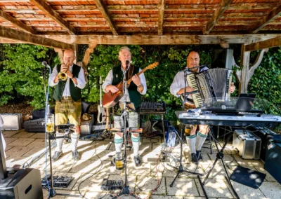 Bayerische Band spielt auf einer Hochzeitsfeier im Bootshaus des Terrassenhofs Bad Wiessee.