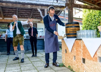 Hochzeitsfeier im Terrassenhof Bad Wiessee: Fassanstich im Bootshaus bei der Abendveranstaltung.