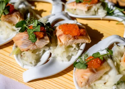 Hochzeitsfeier im Terrassenhof Bad Wiessee: Gourmetlachs mit Kaviar als Vorspeise im abendlichen Bootshaus.