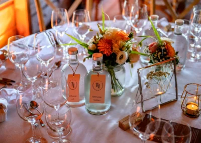 Hochzeitsfeier im Bootshaus Terrassenhof Bad Wiessee, elegant gedeckter Tisch mit Blumen und Kerzen.