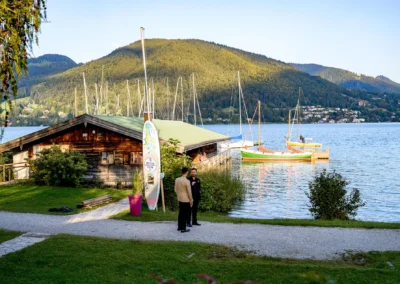 Hochzeitsfeier im Bootshaus Terrassenhof Bad Wiessee am Abend, malerischer Seeblick und Boote.