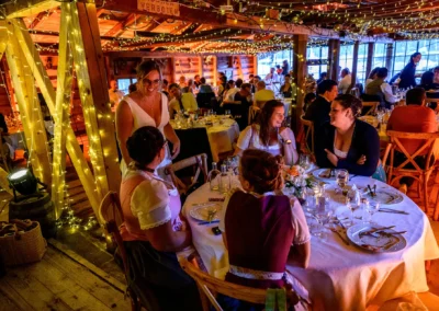 Hochzeitsfeier im Terrassenhof Bad Wiessee, Abendveranstaltung im festlich geschmückten Bootshaus.