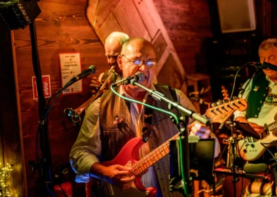 Musiker spielen live auf einer Hochzeitsfeier im Bootshaus, Terrassenhof Bad Wiessee.