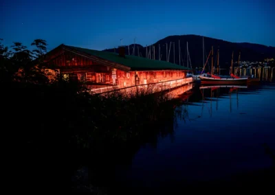 Hochzeitsfeier am Abend im Bootshaus, Terrassenhof Bad Wiessee, romantische Seeatmosphäre