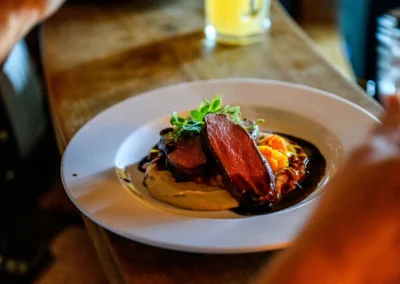 Gourmet-Hochzeitsmenü im Bootshaus, Terrassenhof Bad Wiessee, festliches Abendessen bei Hochzeitsfeier.