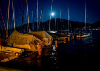 Mondlicht über Bootshaus bei Hochzeitsfeier im Terrassenhof Bad Wiessee am Abend.