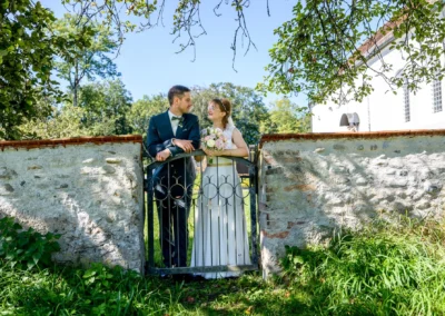 Brautpaar-Shooting in Pfaffing, Ebersberg, romantische Gartenkulisse, Hochzeit, glückliches Paar, Natur, Liebe