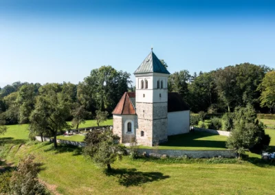 Kirchliche Trauung in St. Margaretha, Pfaffing, Ebersberg – romantische Hochzeitsfotografie im Grünen.