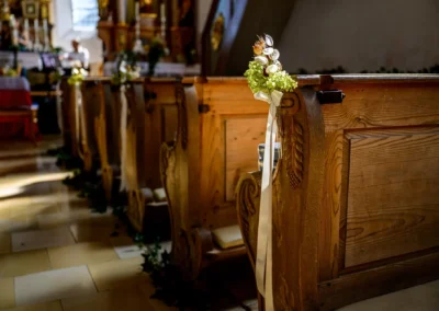 Kirchliche Hochzeit in St. Margaretha, Pfaffing: geschmückte Kirchenbänke bei Trauung in Ebersberg.
