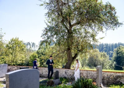 Kirchliche Trauung in St. Margaretha, Pfaffing: Brautpaar unter Apfelbaum im idyllischen Garten bei Ebersberg.