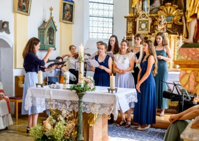 Chor singt bei kirchlicher Trauung in St. Margaretha, Pfaffing, Ebersberg – festlicher Hochzeitsmoment.