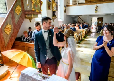 Kirchliche Trauung in St. Margaretha Pfaffing: Brautpaar mit Gästen in freudiger Stimmung.