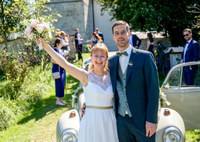 Frisch verheiratetes Paar vor der Kirche St. Margaretha in Pfaffing bei Ebersberg.