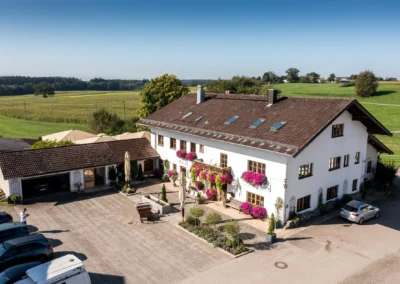 Hochzeitsfeier im Landgut Kugler-Alm in Ebersberg bei München, ländliche Kulisse und festliche Atmosphäre.
