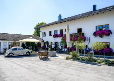 Hochzeitsfeier im Landgut Kugler-Alm, Ebersberg, idyllische Kulisse für Brautpaar-Shooting nahe München.