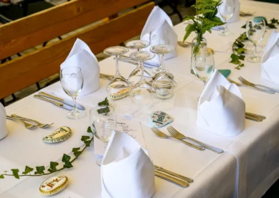 Elegant gedeckter Tisch bei einer Hochzeitsfeier im Landgut Kugler-Alm, Ebersberg, östlich von München.