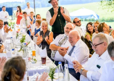 Hochzeitsgäste feiern begeistert im Landgut Kugler-Alm, Ebersberg, nahe München.
